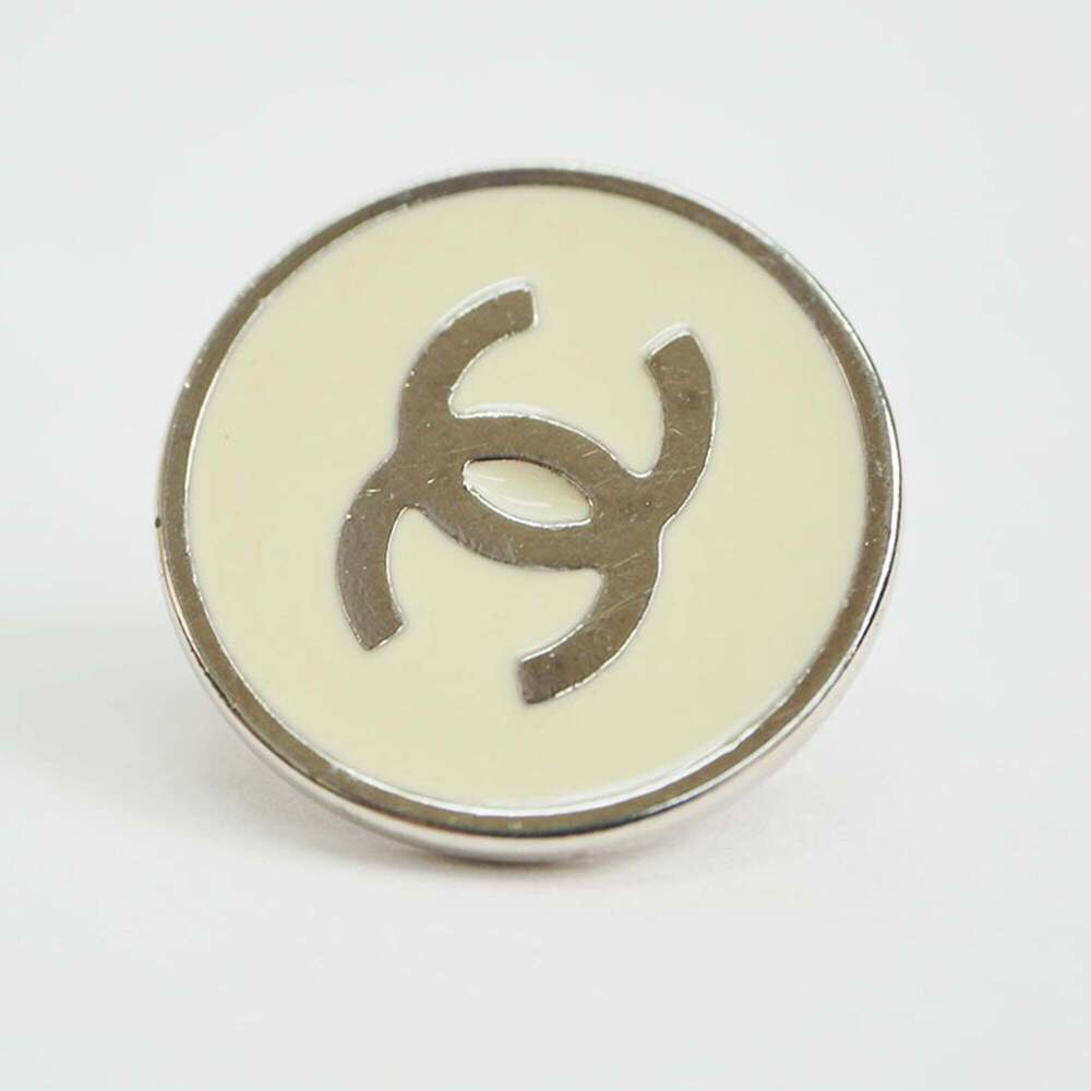 CHANEL Authentic White Earrings - Picture 5 of 6